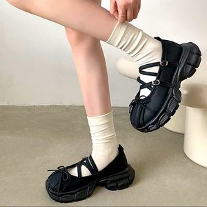 Strappy black chunky sneaker sporty new never worn size 40(8/8.5)
